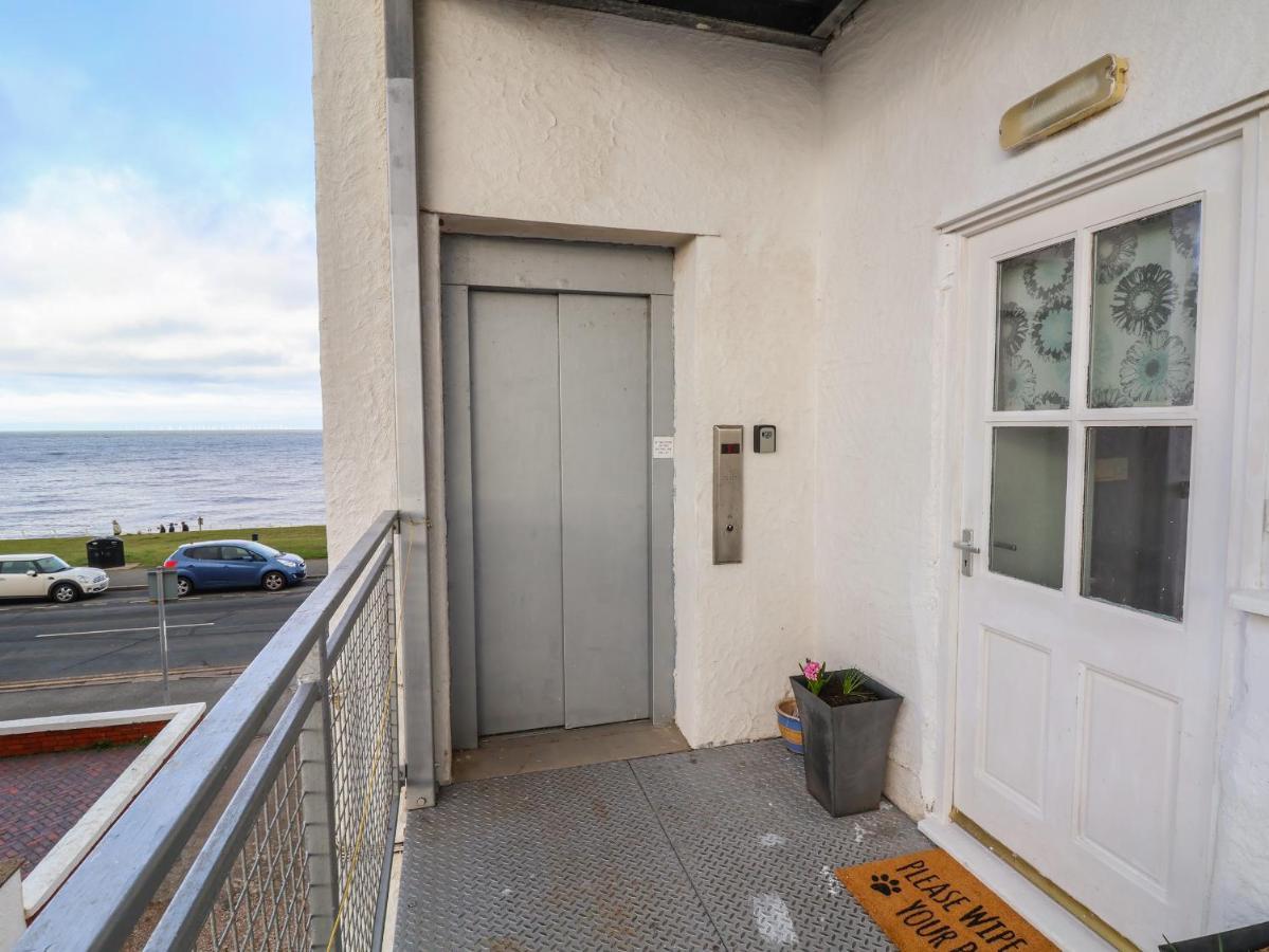 Ty Canol Rhyl Exterior photo